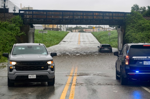 Überflutete Straße im texanischen Rosenberg