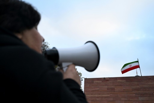 Demonstrantin vor Irans Generalkonsulat in Frankfurt