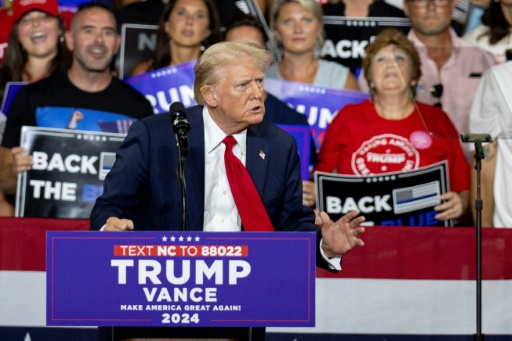 Donald Trump mit Pflaster am Ohr am 24. Juli