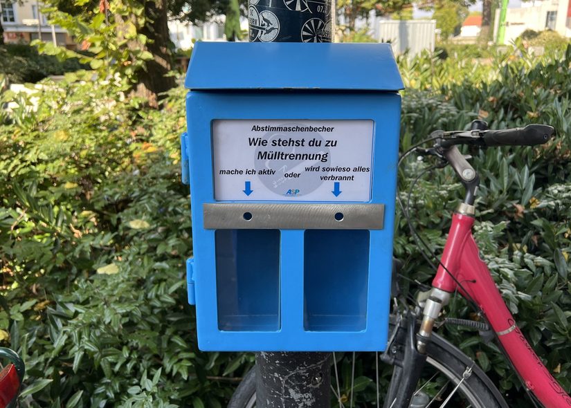 einer der speziellen Aschenbecher hängt am Marienplatz