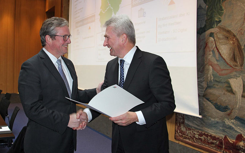 Digitalminister Pinkwart schüttelt Bürgermeister Michael Dreier die Hand