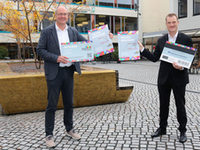 Uwe Seibel (links) und Lin Thiele haben jetzt den neuen Digitalen Gutschein der Werbegemeinschaft Paderborn vorgestellt.