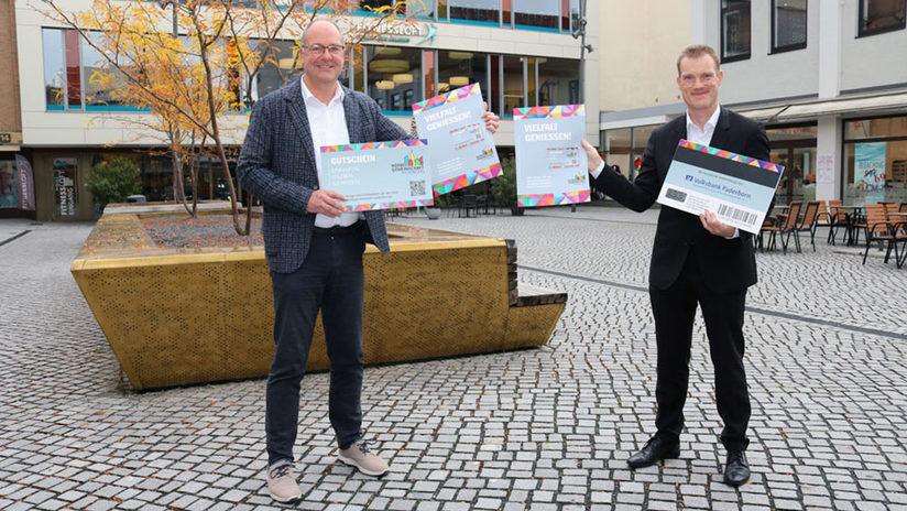 Uwe Seibel (links) und Lin Thiele haben jetzt den neuen Digitalen Gutschein der Werbegemeinschaft Paderborn vorgestellt.