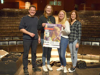 Die Reihen der Aula des Goerdeler Gymnasiums sollen am 26. Oktober gefüllt sein. v.l.: Achim Werner, stellv. Zugführerin Sabrina Kruse, Lina Jöricke und Christina Golücke