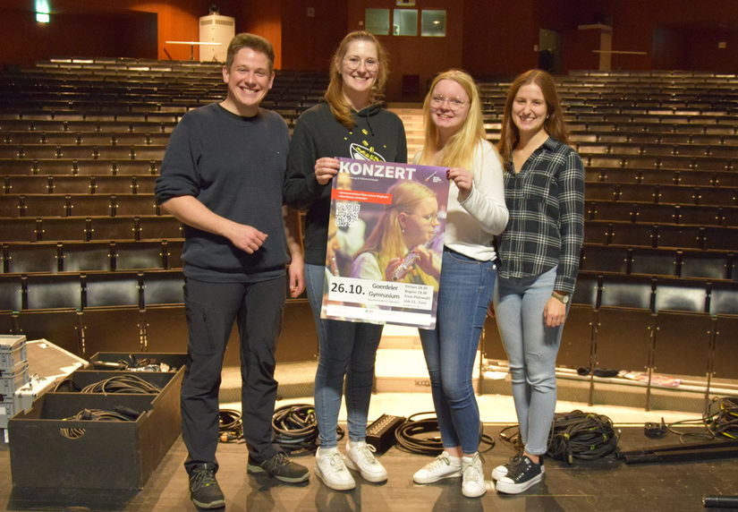 Die Reihen der Aula des Goerdeler Gymnasiums sollen am 26. Oktober gefüllt sein. v.l.: Achim Werner, stellv. Zugführerin Sabrina Kruse, Lina Jöricke und Christina Golücke