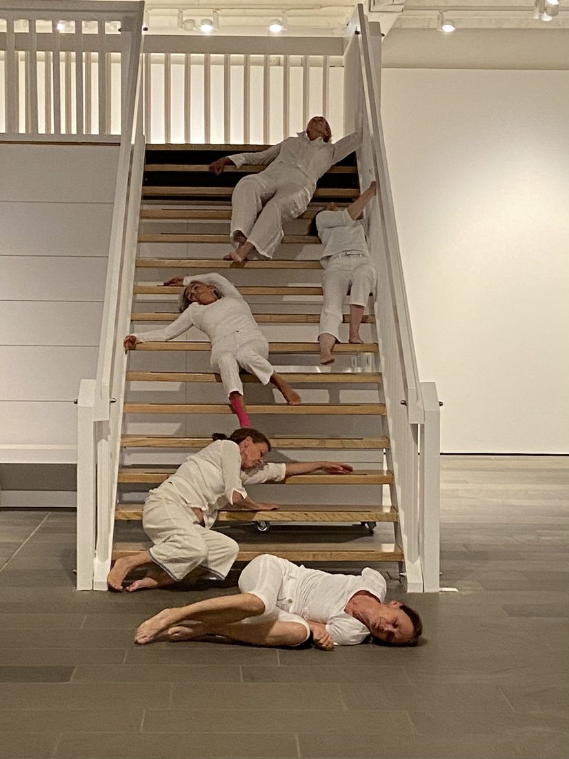 Ausschnitt aus Performance. Fünf Frauen liegen auf einer Treppe