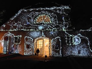 Licht- und Soundinstallation an der Fassade der Galerie