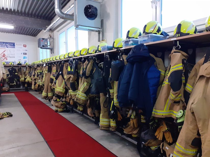 Uniformen von 50 freiwilligen Feuerwehrleuten