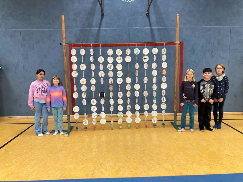 Die AG-Kinder mit mit dem Vorhang zu den Kinderrechten.