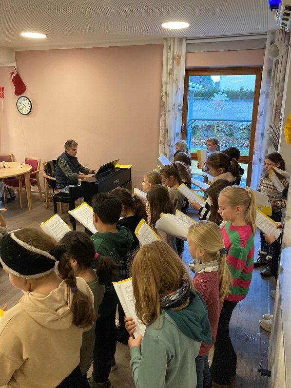 Der Chor der Elisabethschule zu einem Besuch in das Tagespflegehaus St. Kilian.