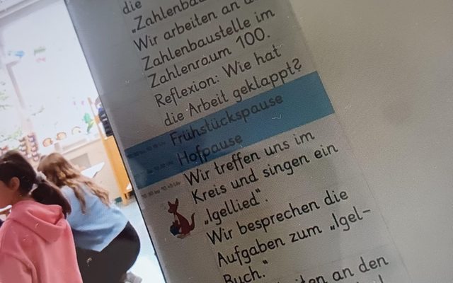 Übersichtsplakat zum Tag der offenen Tür einer zweiten Klasse.