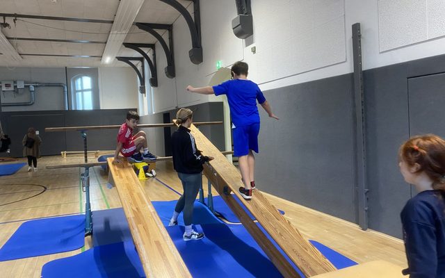 Teil des Bewegungsparcours in der Sporthalle.