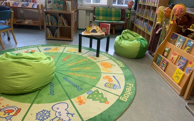 Blick in die Kinderbücherei mit Sitzsäcken und vielen Bücherregalen.