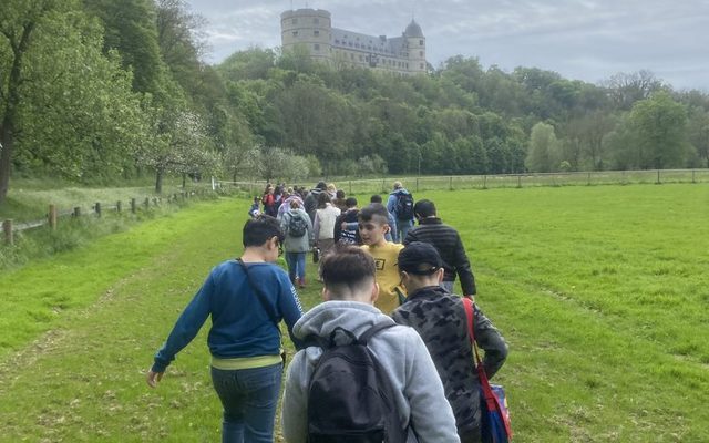 Die Kinder sind auf dem Rückweg zur Wewelsburg.