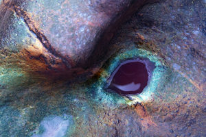 Mit Wasser gefülltes Loch in einem Felsen