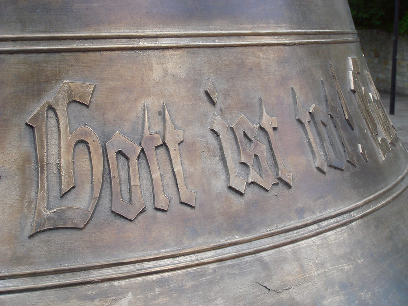 Glocke mit der Aufschrift "Gott ist tot!"