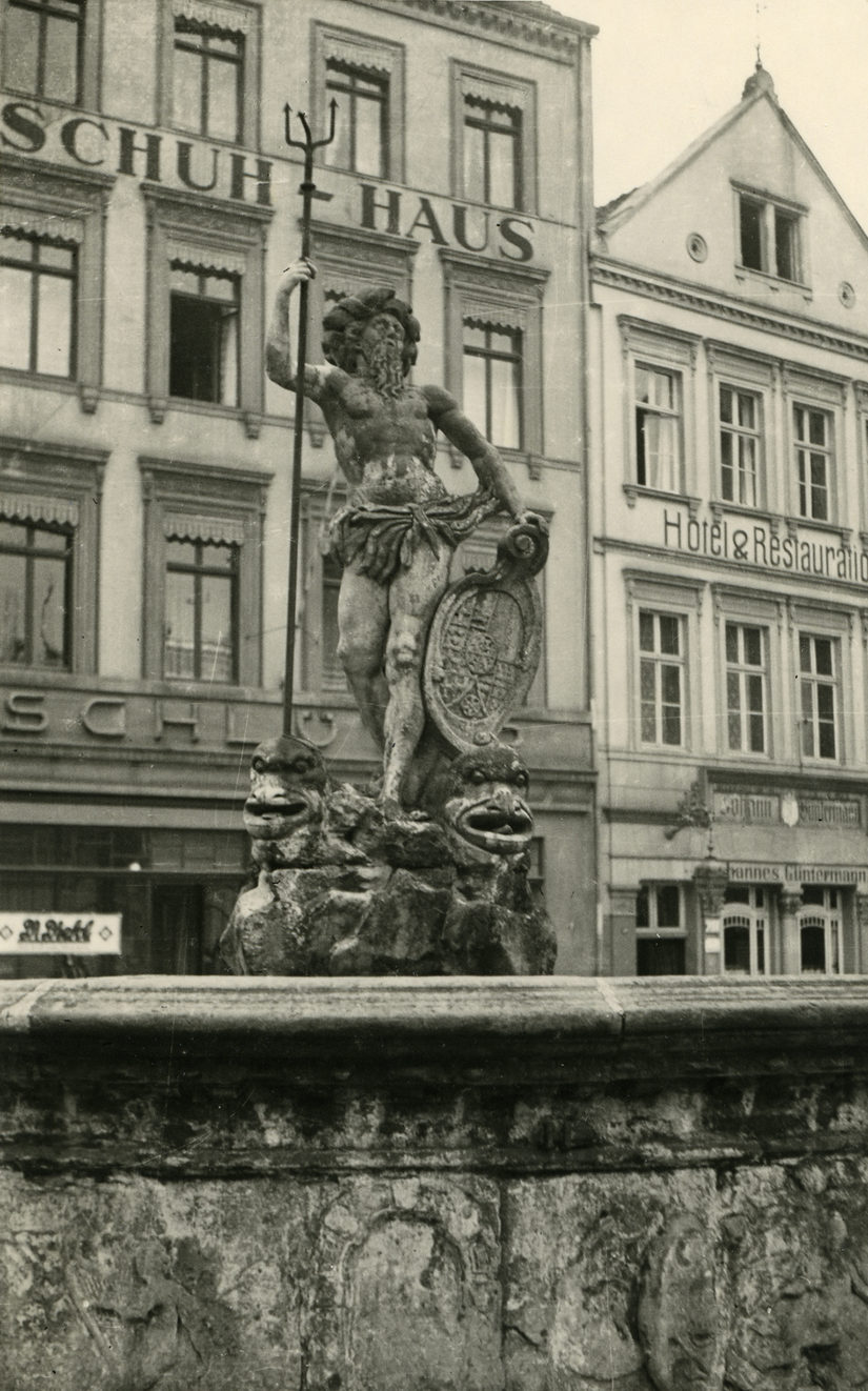 Brunnen mitSteinstatue von Neptun mit Dreizack