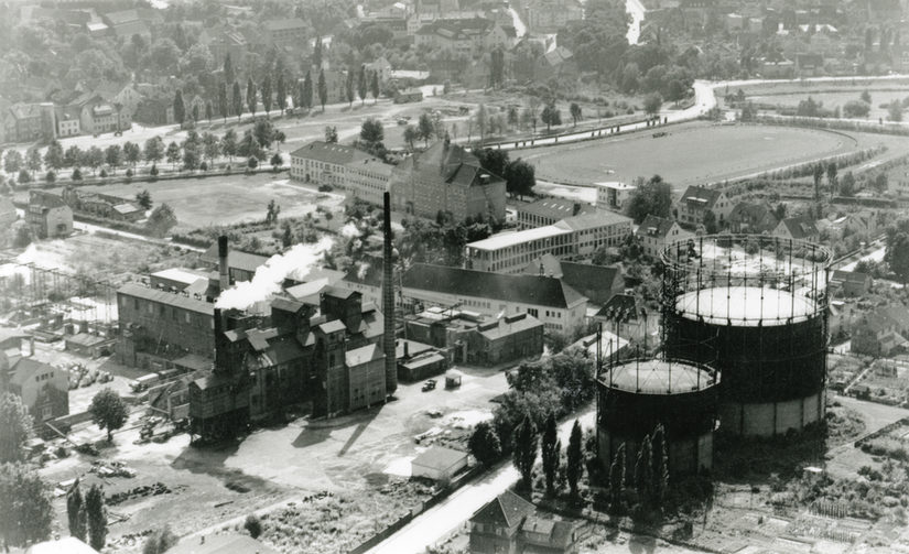 Blick über das Paderborner Gaswerk nach Südwesten, um 1960. Oben die Gewerbliche  Berufsschule (heute Richard-von-WeizsÃ¤cker Berufskolleg) und Paderkampfbahn.
