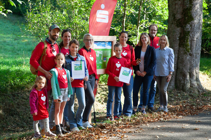 Freuen sich über die Umgestaltung: Die GPS-Gruppe um Anja Jürgens (6. v.l.) und Pascal Döpker (2. v.r.) von der Sparkasse Paderborn-Detmold-Höxter sowie Anja Beßmann (3. v.r.) und Alexandra Bröckling (r.)